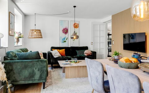 Viivi - 900M from the Sea: Möbel, Interior Design, Couch, Flooring, Fussboden, Wohnzimmer, Wand, Zimmer, Holz, Zuhause