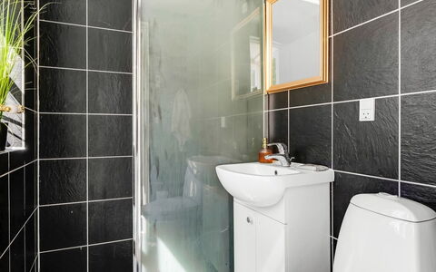 Viivi - 900M from the Sea: Wand, Flooring, Fussboden, Armatur, Interior Design, Badezimmer, Beleuchtung, Toilette, Installation, Toilleten Sitz