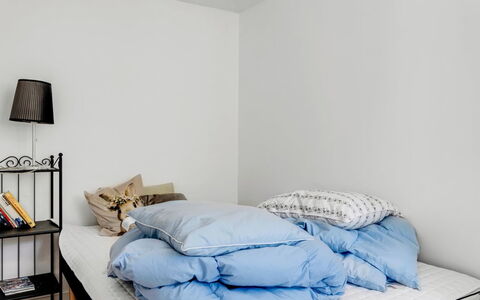 Viivi - 900M from the Sea: Bett, Schlafzimmer, Möbel, Bedding, Bettdecke, Linens, Interior Design, Textil, Fussboden, Zimmer