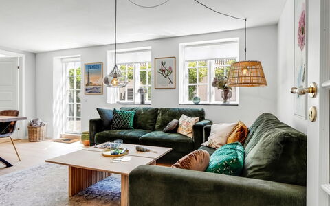 Viivi - 900M from the Sea: Möbel, Interior Design, Couch, Flooring, Wand, Wohnzimmer, Fussboden, Zimmer, Holz, Zuhause