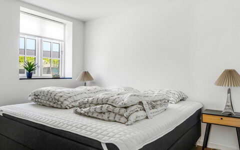 Viivi - 900M from the Sea: Schlafzimmer, Fussboden, Bett, Flooring, Bedding, Interior Design, Bettrahmen, Bettdecke, Linens