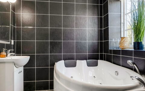 Viivi - 900M from the Sea: Badezimmer, Armatur, Interior Design, Flooring, Badewanne, Fussboden, Installation, Zapfhahn, Sinken, Beleuchtung
