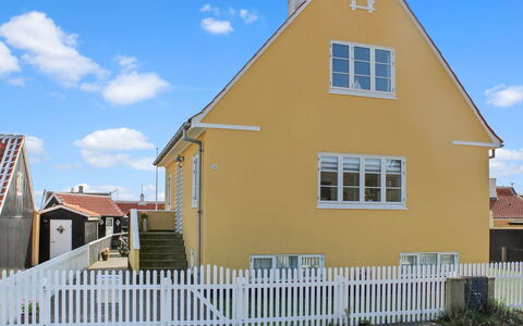 Borka - 150M from the Sea: Gebäude, Fenster, Haus, Fassade, Dach, Zuhause, Wohngebiet, Die Architektur, Hütte, Verbundwerkstoff