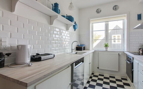 Borka - 150M from the Sea: Küche, Küchengerät, Countertop, Flooring, Major Appliance, Interior Design, Cabinetry, Fussboden, Möbel, Zimmer