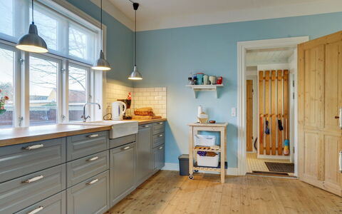 Reko - 500M from the Sea: Flooring, Interior Design, Holz, Cabinetry, Fussboden, Küche, Möbel, Decke, Schublade, Countertop