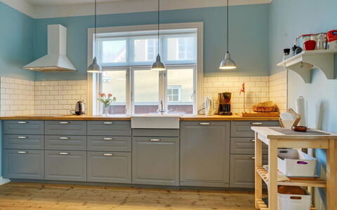 Reko - 500M from the Sea: Küche, Interior Design, Flooring, Cabinetry, Möbel, Countertop, Holz, Küchengerät, Schublade, Fussboden