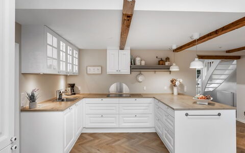 Juhana - 150M from the Sea: Möbel, Küche, Cabinetry, Flooring, Interior Design, Countertop, Holz, Küchengerät, Fussboden, Schublade