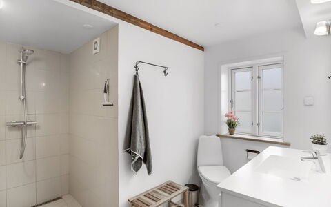 Juhana - 150M from the Sea: Flooring, Wand, Interior Design, Armatur, Fussboden, Badezimmer, Decke, Zapfhahn, Installation, Zuhause