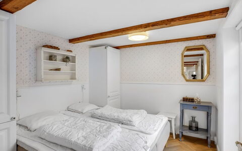 Juhana - 150M from the Sea: Interior Design, Schlafzimmer, Wand, Bett, Holz, Decke, Möbel, Fussboden, Bedding, Flooring