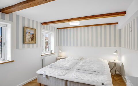 Juhana - 150M from the Sea: Interior Design, Holz, Schlafzimmer, Decke, Flooring, Fussboden, Bett, Bedding, Bettdecke, Linens
