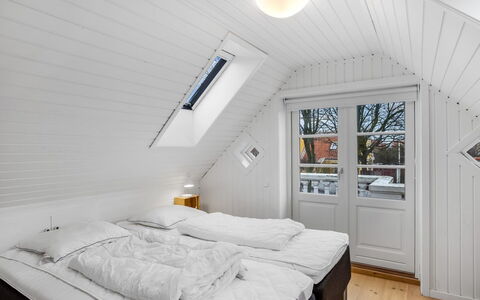 Juhana - 150M from the Sea: Holz, Zuhause, Hütte, Hartholz, Schlafzimmer, Planke, Holzbeize, Einfrieren, Daylighting, Bett