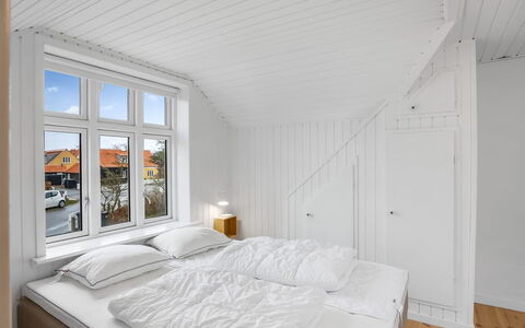 Juhana - 150M from the Sea: Holz, Schlafzimmer, Fussboden, Decke, Interior Design, Bett, Bedding, Wohnung, Linens, Bettrahmen
