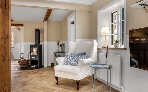 Juhana - 150M from the Sea: Möbel, Flooring, Interior Design, Fussboden, Wand, Holzboden, Holz, Wohnzimmer, Zuhause, Zimmer