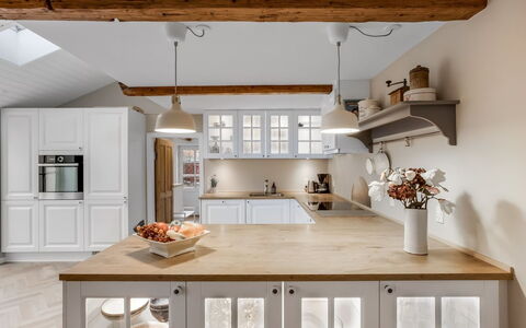 Juhana - 150M from the Sea: Möbel, Küche, Cabinetry, Interior Design, Countertop, Flooring, Light Fixture, Holz, Decke, Küchengerät