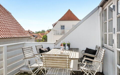 Naina - 200M from the Sea: Holz, Gartenmöbel, Zuhause, Balkon, Stuhl, Wohnung, Deck, Tisch Im Freien, Blumentopf, Terrasse