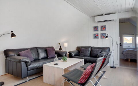 Naina - 200M from the Sea: Möbel, Couch, Interior Design, Flooring, Holz, Wohnzimmer, Fussboden, Decke, Tabelle, Zimmer
