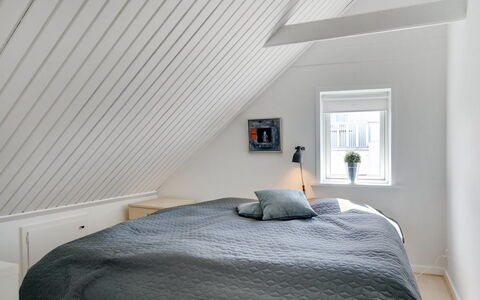 Naina - 200M from the Sea: Schlafzimmer, Holz, Interior Design, Decke, Bett, Flooring, Fussboden, Bedding, Bettdecke, Beleuchtung
