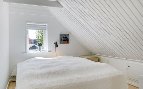 Naina - 200M from the Sea: Holz, Decke, Interior Design, Schlafzimmer, Flooring, Fussboden, Bett, Beleuchtung, Zuhause, Dachboden