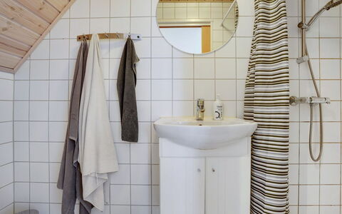 Naina - 200M from the Sea: Flooring, Interior Design, Armatur, Fussboden, Badezimmer, Installation, Sinken, Zapfhahn, Zimmer, Fliese