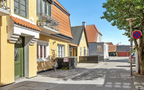 Naina - 200M from the Sea: Gebäude, Wand, Fenster, Strassenbelag, Wohngebiet, Haus, Zuhause, Fassade, \Stadt, Die Architektur