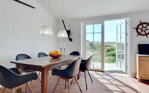 Jantje - 500M from the Sea: Möbel, Flooring, Interior Design, Stuhl, Holz, Fussboden, Tabelle, Esszimmer, Küche & Esszimmer Tisch, Beleuchtung
