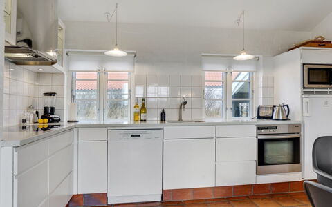 Jantje - 500M from the Sea: Küche, Flooring, Küchengerät, Countertop, Interior Design, Major Appliance, Cabinetry, Fussboden, Decke, Haushaltsgerät