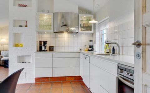 Jantje - 500M from the Sea: Küche, Flooring, Küchengerät, Interior Design, Countertop, Cabinetry, Fussboden, Major Appliance, Decke, Haushaltsgerät