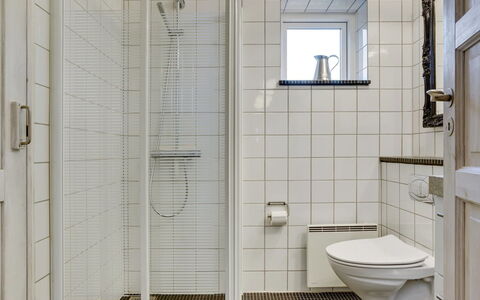 Jantje - 500M from the Sea: Badezimmer, Toilleten Sitz, Armatur, Wand, Toilette, Flooring, Fussboden, Interior Design, Installation, Fliese