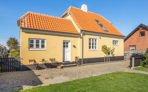 Kätlin - 1.1Km from the Sea: Gras, Haus, Dach, Zuhause, Hütte, Strauch, Grundstueck, Ländliches Gebiet, Bauernhaus, Ground