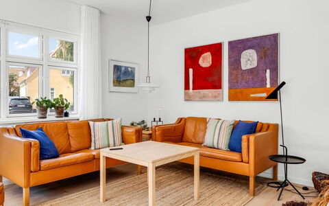 Hansiane - 500M from the Sea: Möbel, Couch, Interior Design, Flooring, Wohnzimmer, Holz, Fussboden, Wohnung, Zuhause
