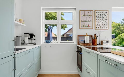 Hansiane - 500M from the Sea: Holz, Flooring, Cabinetry, Küchengerät, Küche, Interior Design, Fussboden, Möbel, Countertop, Schublade