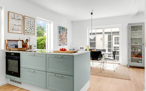 Hansiane - 500M from the Sea: Flooring, Küche, Möbel, Cabinetry, Interior Design, Küchengerät, Countertop, Holz, Fussboden, Major Appliance