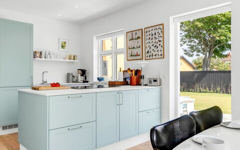 Hansiane - 500M from the Sea: Küche, Countertop, Küchengerät, Cabinetry, Flooring, Interior Design, Major Appliance, Holz, Möbel, Fussboden