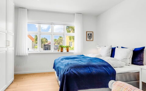 Hansiane - 500M from the Sea: Interior Design, Bett, Schlafzimmer, Möbel, Fussboden, Flooring, Wohnung, Bedding, Bettdecke, Linens