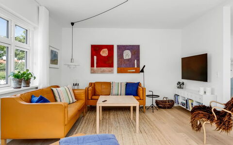 Hansiane - 500M from the Sea: Möbel, Couch, Interior Design, Flooring, Wand, Fussboden, Wohnzimmer, Holz, Wohnung, Zimmer
