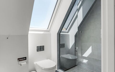 Hansiane - 500M from the Sea: Flooring, Decke, Armatur, Fussboden, Interior Design, Badezimmer, Installation, Glas, Fliese, Toilette