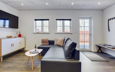 Arlene - 800M from the Sea: Flooring, Interior Design, Fussboden, Wand, Möbel, Holz, Decke, Holzboden, Light Fixture, Zimmer