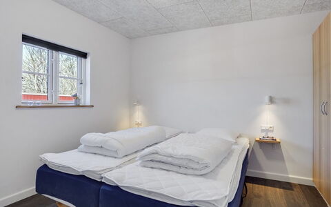 Arlene - 800M from the Sea: Decke, Schlafzimmer, Bett, Bedding, Bettdecke, Zimmer, Bettrahmen, Light Fixture, Daylighting