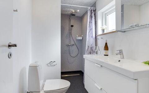 Arlene - 800M from the Sea: Flooring, Armatur, Fussboden, Interior Design, Badezimmer, Sinken, Badezimmerschrank, Installation, Toilette, Zapfhahn