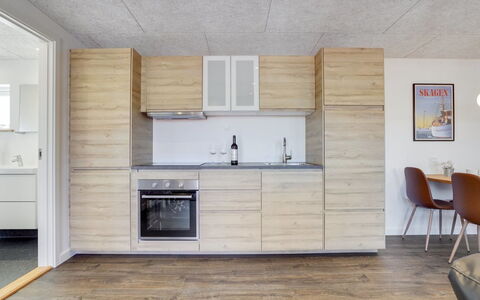 Arlene - 800M from the Sea: Holz, Flooring, Fussboden, Möbel, Küche, Decke, Countertop, Holzboden, Interior Design, Wohnung