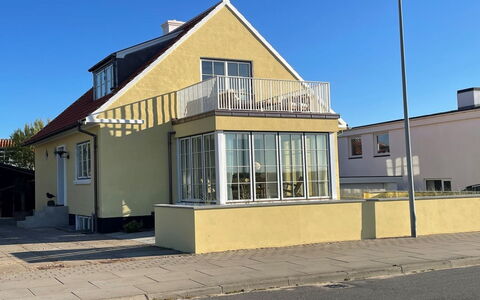 Elka - 100M from the Sea: Wohngebiet, Dach, Vorort, Auffahrt, Estate, Kamin