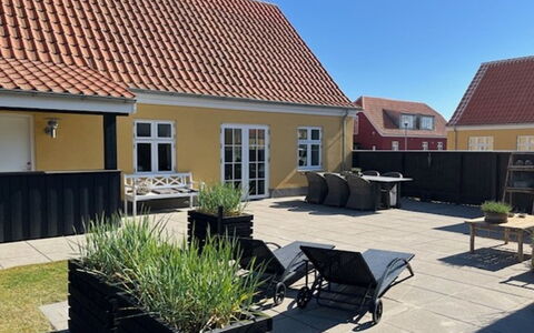 Gine - 1.5Km from the Sea: Dach, Haus, Zuhause, Hütte, Tür, Abstellgleis, Deck, Veranda, Planke, Hartholz