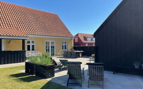 Gine - 1.5Km from the Sea: Dach, Haus, Zuhause, Hütte, Tür, Abstellgleis, Deck, Veranda, Planke, Hartholz