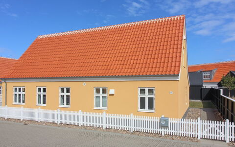 Gine - 1.5Km from the Sea: Dach, Haus, Zuhause, Hütte, Tür, Abstellgleis, Deck, Veranda, Planke, Hartholz