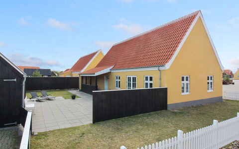 Gine - 1.5Km from the Sea: Dach, Haus, Zuhause, Hütte, Tür, Abstellgleis, Deck, Veranda, Planke, Hartholz
