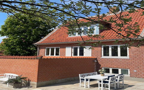 Urs - 200M from the Sea: Wand, Backstein, Haus, Mauerwerk, Fassade, Wohngebiet, Zuhause, Die Architektur, Dach, Verbundwerkstoff