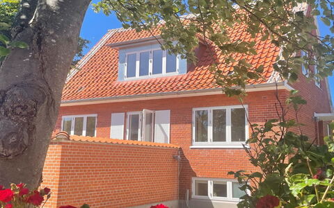 Urs - 200M from the Sea: Die Architektur, Dach, Zuhause, Verbundwerkstoff, Daylighting, Abstellgleis, Auffahrt