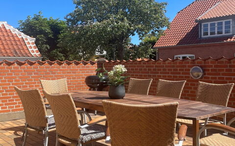 Urs - 200M from the Sea: Die Architektur, Dach, Zuhause, Verbundwerkstoff, Daylighting, Abstellgleis, Auffahrt