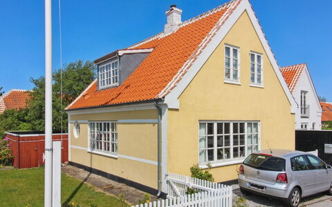 Ilselil - 500M from the Sea: Decke, Flooring, Interior Design, Fussboden, Verbundwerkstoff, Möbel, Resort, Hotel, Design, Daylighting