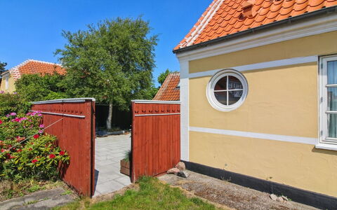 Ilselil - 500M from the Sea: Holz, Zuhause, Haus, Tür, Hütte, Abstellgleis, Holzbeize, Garten, Rasen, Hinterhof
